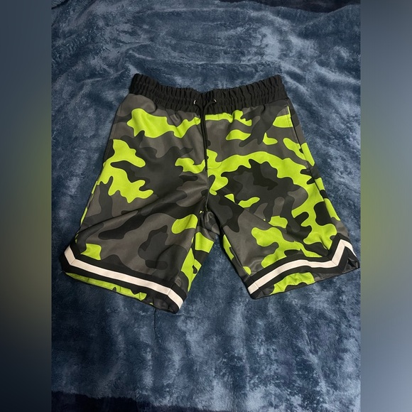 Forever 21 Green Camo Shorts - Picture 1 of 5